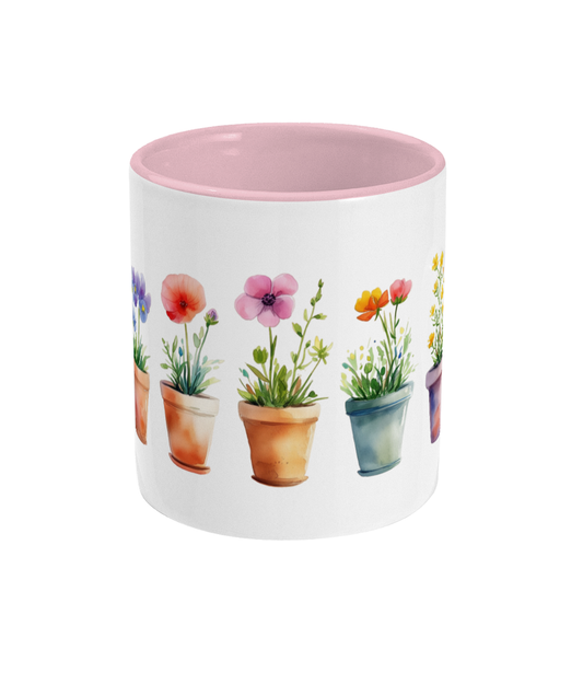 Fleurs colorées dans une tasse
