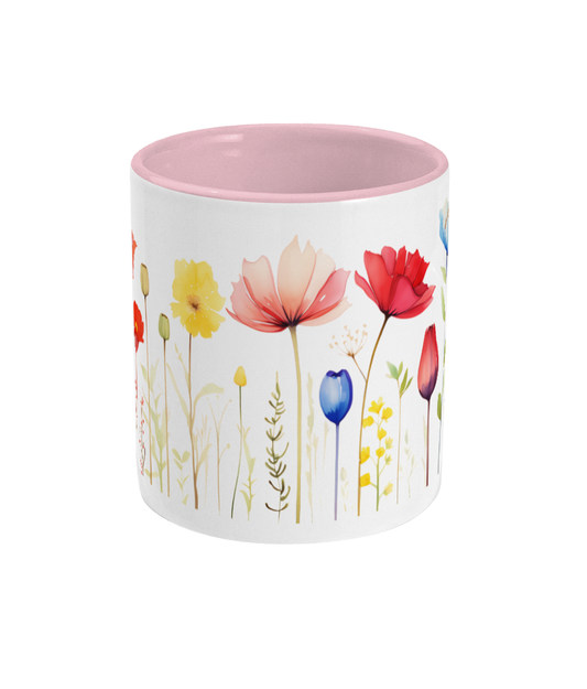 Fleurs colorées dans une tasse