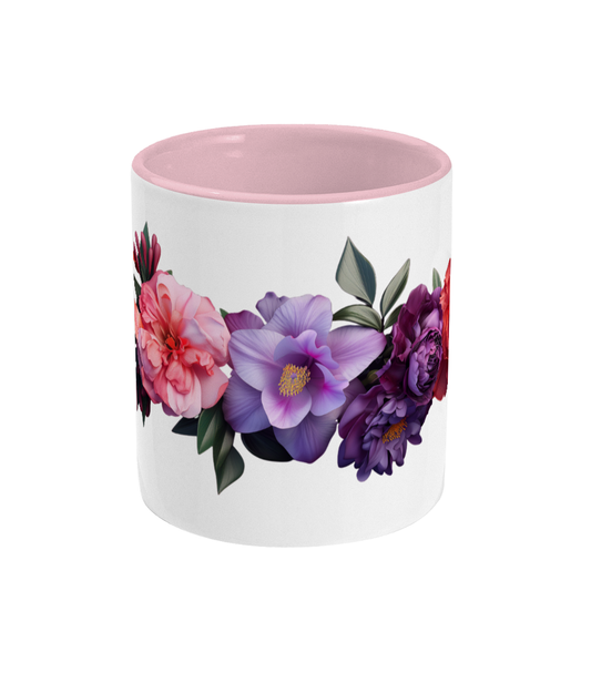 Fleurs colorées dans une tasse